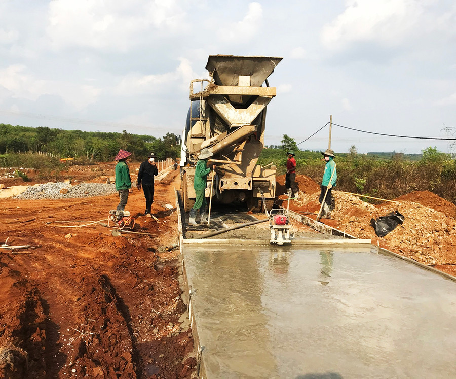  Thi công đường giao thông nội đồng tại xã Ia Mơ Nông (huyện Chư Păh). Ảnh: Nguyễn Diệp