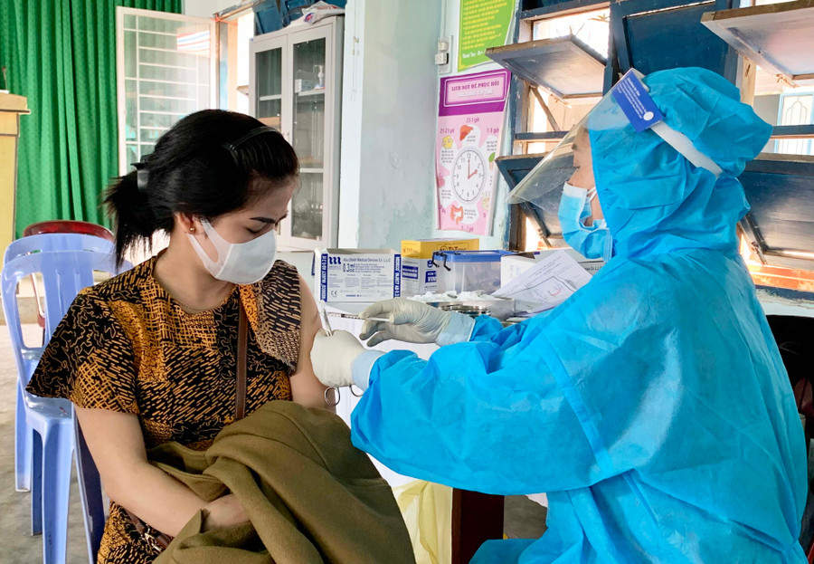 Người dân tiêm vắc xin phòng Covid-19 tại điểm tiêm phường Hội Thương, TP. Pleiku. Ảnh: Như Nguyện Người dân tiêm vắc xin phòng Covid-19 tại điểm tiêm phường Hội Thương, TP. Pleiku. Ảnh: Như Nguyện