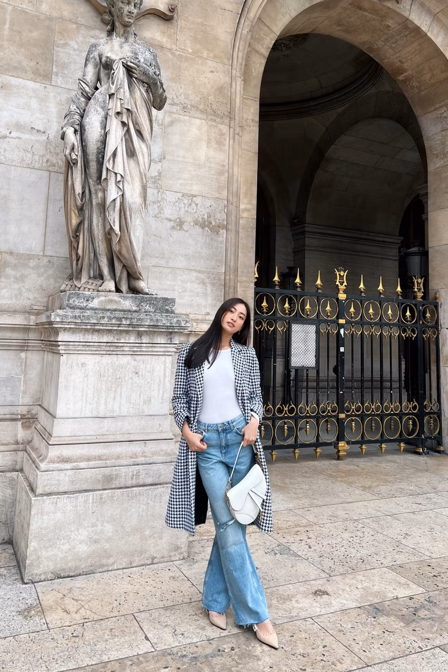 Được biết, Hoa hậu Lương Thùy Linh sẽ ở lại Paris từ ngày 3.3 đến ngày 11.3. Trong đó, ngày 5.3, người đẹp sẽ xuất hiện trên thảm đỏ của Paris Fashion Week 2022 với vai trò khách mời tại show diễn của thương hiệu Elie Saab. Ảnh: NVCC