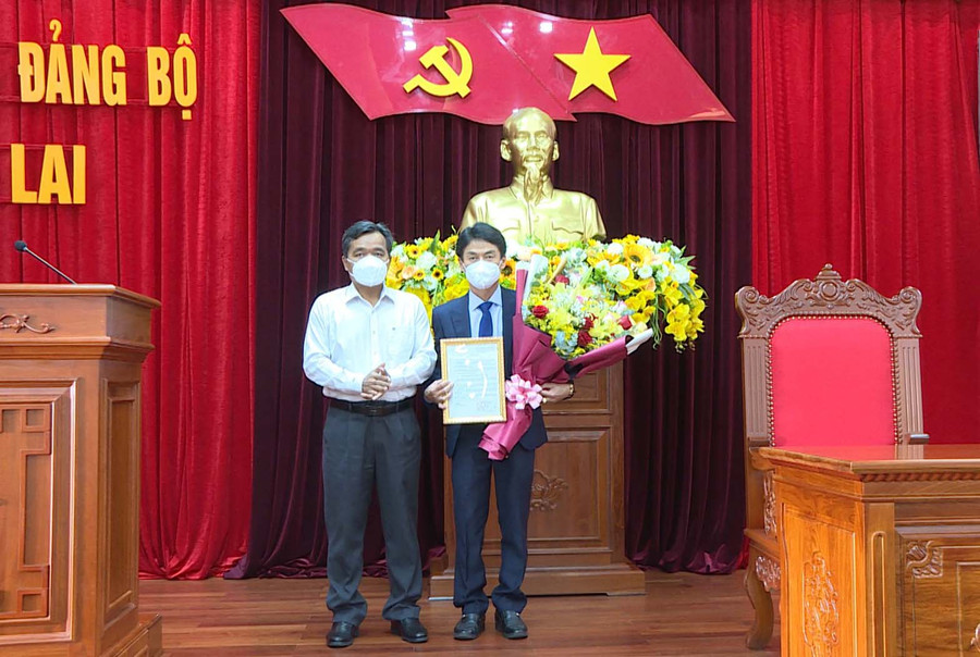 Bí thư Tỉnh uỷ Hồ Văn Niên (bìa trái) trao Quyết định và tặng hoa chúc mừng tân Chánh Văn phòng Tỉnh uỷ Dương Minh Đức. Ảnh: P.V