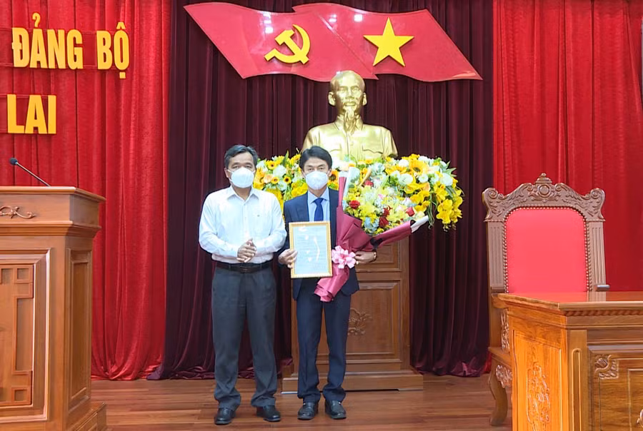 Bí thư Tỉnh uỷ Hồ Văn Niên (bìa trái) trao Quyết định và tặng hoa chúc mừng tân Chánh Văn phòng Tỉnh uỷ Dương Minh Đức. Ảnh: P.V