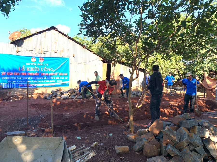  Đoàn viên, thanh niên khởi công xây dựng nhà Đại đoàn kết cho ông Rơ Mah Jin. Ảnh: Phan Lài