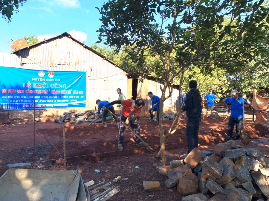  Đoàn viên, thanh niên khởi công xây dựng nhà Đại đoàn kết cho ông Rơ Mah Jin. Ảnh: Phan Lài