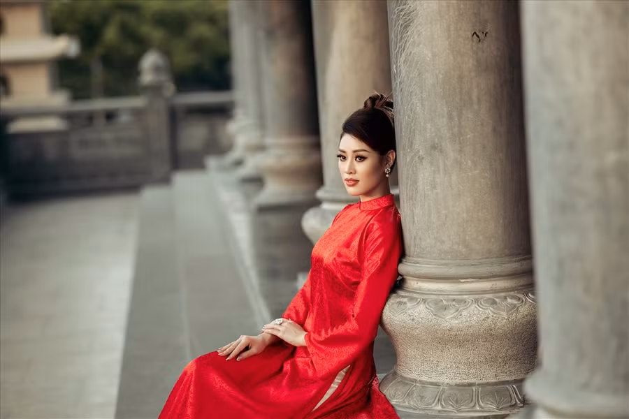 Lấy cảm hứng từ khung cảnh hoàng hôn – thời điểm gợi nhiều cảm xúc cho con người, đặc biệt với người phụ nữ, hoàng hôn còn mang ý nghĩa của sự bí ẩn – khoảnh khắc giao thoa kết thúc một ngày, giống như tâm sự của người phụ nữ: đằng sau vẻ đẹp ấy là những điều thầm kín chất chứa trong lòng, nghĩ về ngày mai với những hy vọng, niềm tin mới.