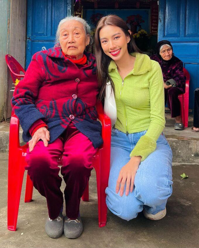 Từ các tông hồng, cam đến xanh lá, xanh chuối đều giúp mỹ nhân 9X khoe làn da rám nắng khỏe khoắn. Từ các tông hồng, cam đến xanh lá, xanh chuối đều giúp mỹ nhân 9X khoe làn da rám nắng khỏe khoắn.