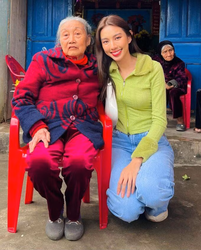 Từ các tông hồng, cam đến xanh lá, xanh chuối đều giúp mỹ nhân 9X khoe làn da rám nắng khỏe khoắn. Từ các tông hồng, cam đến xanh lá, xanh chuối đều giúp mỹ nhân 9X khoe làn da rám nắng khỏe khoắn.