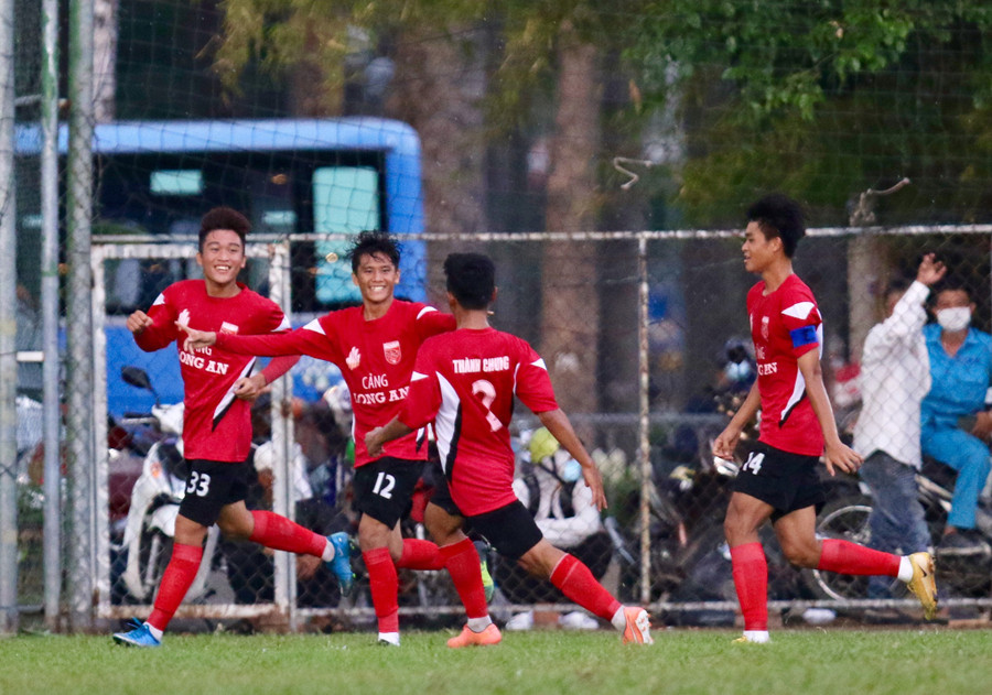 Long An có bàn thắng dẫn trước nhờ pha phản lưới nhà của Bình Dương. Nhưng đội của HLV Lương Quốc Bảo cần nâng chất trong lối chơi mới hy vọng trận cuối. Ảnh: Khả Hòa