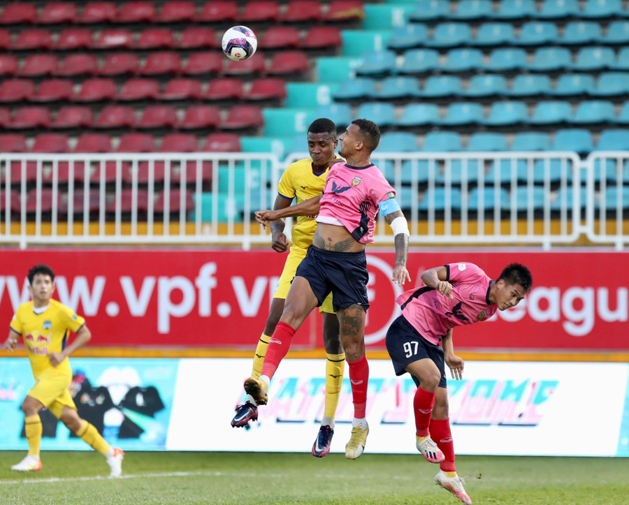 Các cầu thủ Hồng Lĩnh Hà Tĩnh chống trả một pha không chiến của HAGL. Ảnh: Ngọc Linh