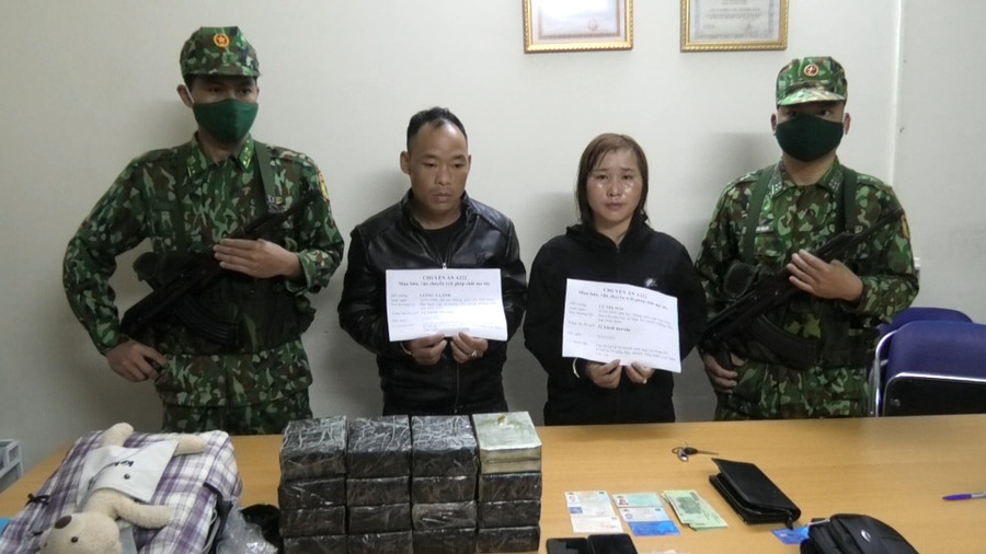 Giàng A Lảnh và Lý Thị Mái bị bắt giữ khi đang vận chuyển 34 bánh heroin. Ảnh: Trung Dũng