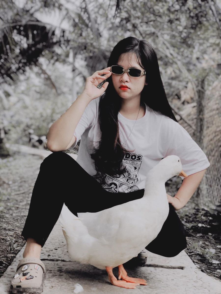 Với tạo hình gần gũi và sáng tạo riêng, kênh YouTube của Trang đã thu hút hơn 570.000 người theo dõi mang lại thu nhập ổn định trang trải cuộc sống gia đình và học tập. Ảnh: Xuân Phúc