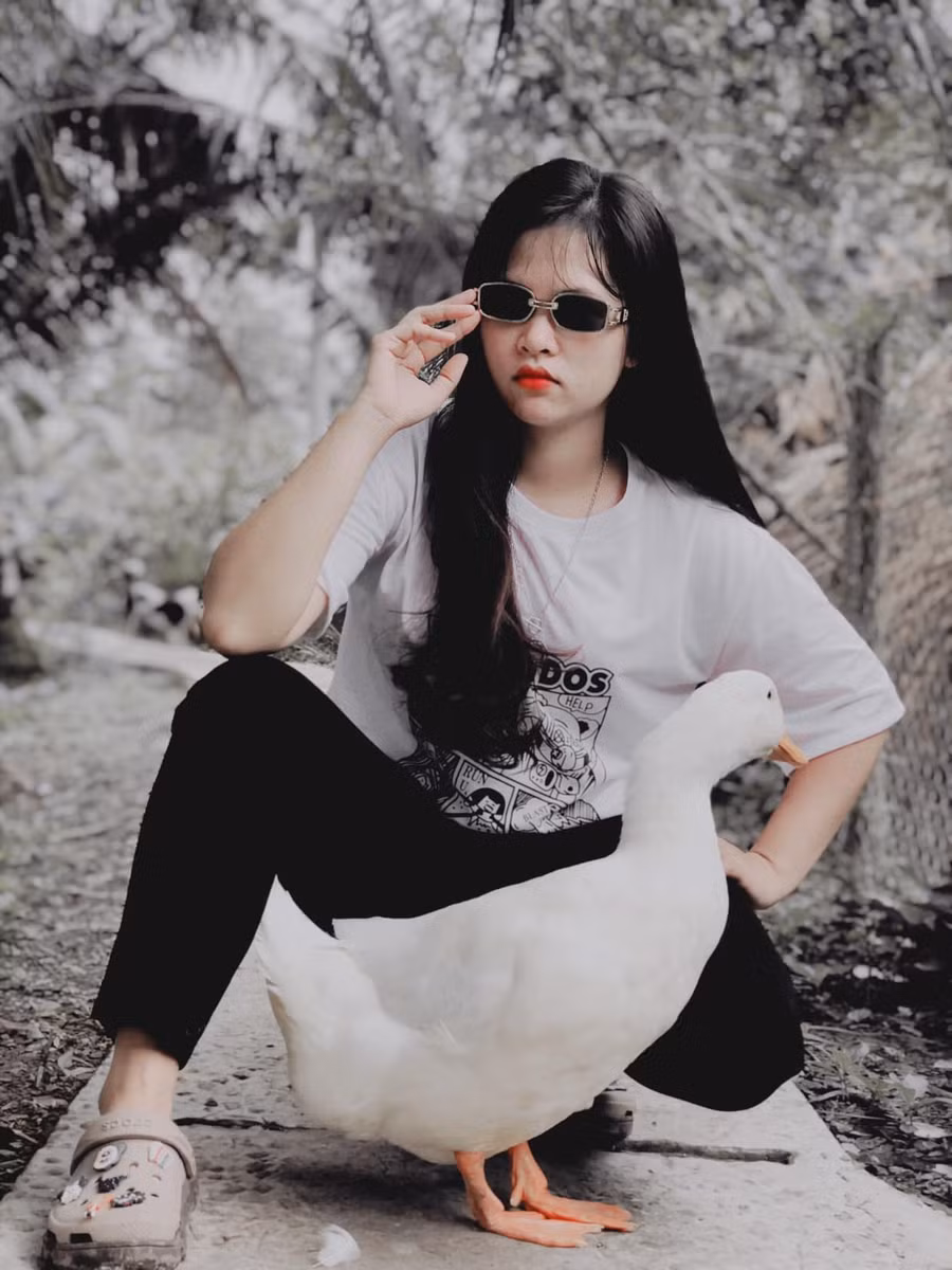 Với tạo hình gần gũi và sáng tạo riêng, kênh YouTube của Trang đã thu hút hơn 570.000 người theo dõi mang lại thu nhập ổn định trang trải cuộc sống gia đình và học tập. Ảnh: Xuân Phúc