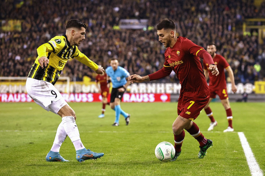 AS Roma (phải) đặt một chân ở tứ kết khi đánh bại chủ nhà Vitesse. Ảnh: AFP AS Roma (phải) đặt một chân ở tứ kết khi đánh bại chủ nhà Vitesse. Ảnh: AFP