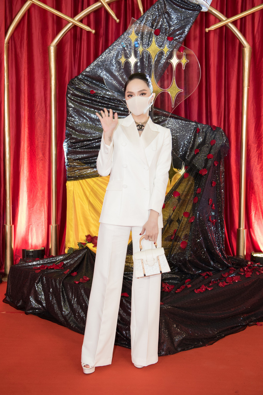 Khác với phong cách sexy thường thấy, Hoa hậu chuyển giới Hương Giang chọn cho mình một bộ menwear cá tính để đến chúc mừng Kiều Loan ra mắt MV. Người đẹp chia sẻ cô mong rằng Kiều Loan sẽ kiên trì theo đuổi ước mơ của mình và sớm đạt được thành công. Ảnh: BTC Khác với phong cách sexy thường thấy, Hoa hậu chuyển giới Hương Giang chọn cho mình một bộ menwear cá tính để đến chúc mừng Kiều Loan ra mắt MV. Người đẹp chia sẻ cô mong rằng Kiều Loan sẽ kiên trì theo đuổi ước mơ của mình và sớm đạt được thành công. Ảnh: BTC