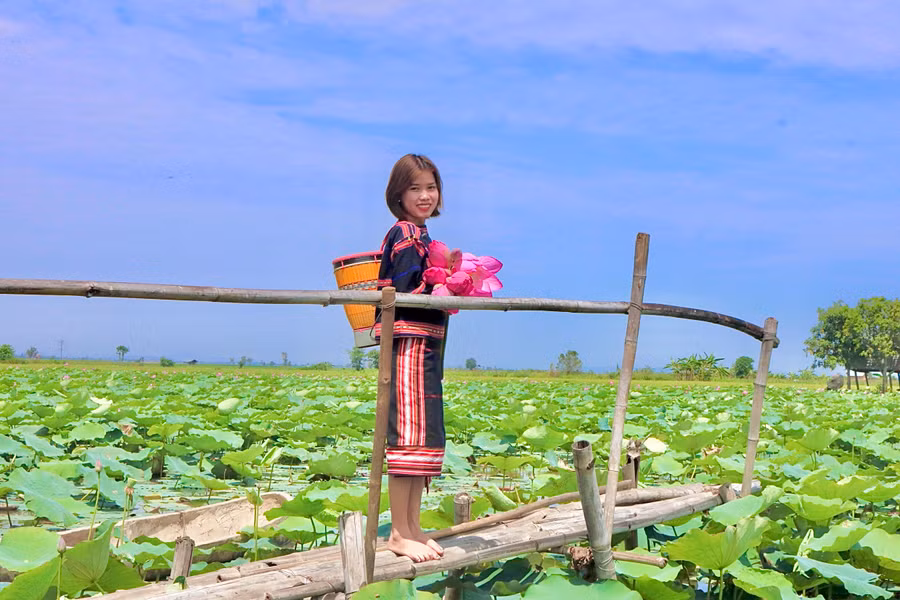 Ảnh 3: Chị Ksor Vân Ly (huyện Phú Thiện) tự hào về cảnh đẹp của quê hương mình. Ảnh: G.H