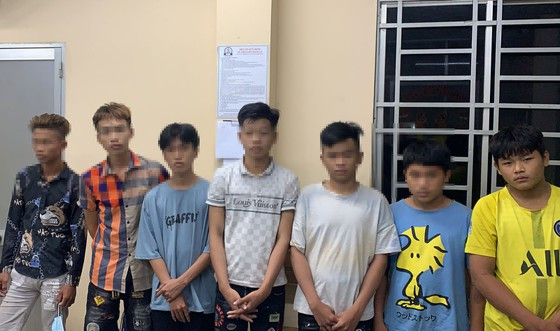 Nhóm đối tượng tại cơ quan công an. Ảnh: Chí Thạch Nhóm đối tượng tại cơ quan công an. Ảnh: CHÍ THẠCH