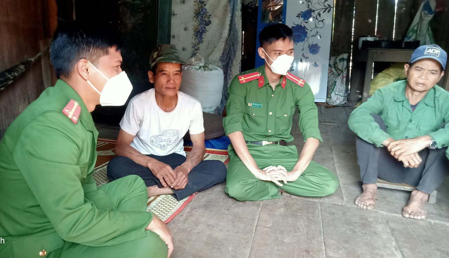 Cán bộ Công an huyện Kbang gặp gỡ, trao đổi công tác với người uy tín làng Sơ Lam, xã Krong. Ảnh: Lê Anh