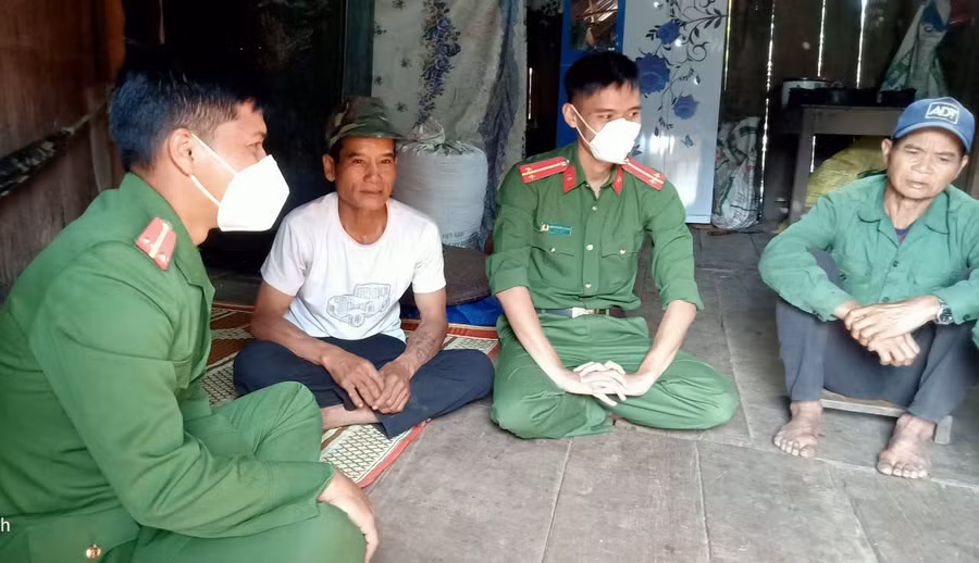 Cán bộ Công an huyện Kbang gặp gỡ, trao đổi công tác với người uy tín làng Sơ Lam, xã Krong. Ảnh: Lê Anh