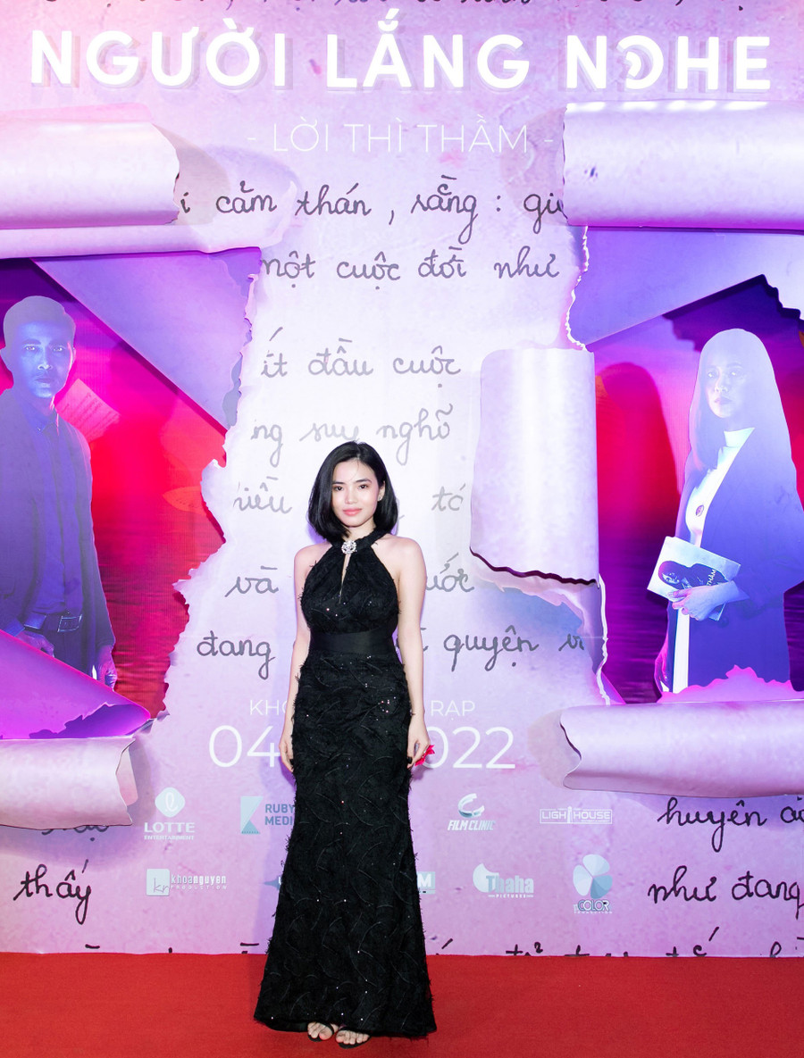 Lý Hồng Ân góp mặt với vai diễn nhân vật gây ám ảnh cho khán giả. Cô diện chiếc đầm đen cổ yếm cùng mái tóc ngắn ngang vai. Ảnh: ĐPCC