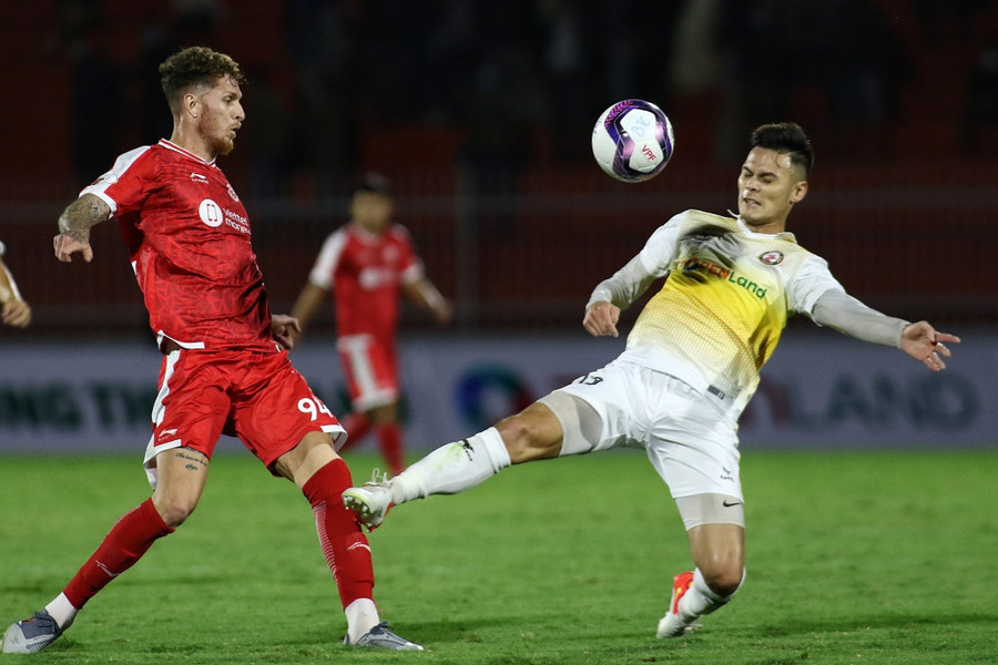 Adriano Schmidt (phải) được thầy Park gọi lên tuyển Việt Nam. Ảnh: Minh Tú 