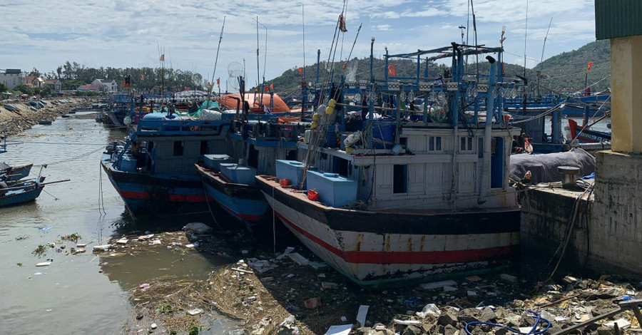 Một số tàu cá nằm trên cạn. Ảnh: Phạm Anh