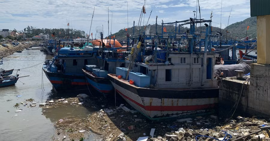 Một số tàu cá nằm trên cạn. Ảnh: Phạm Anh