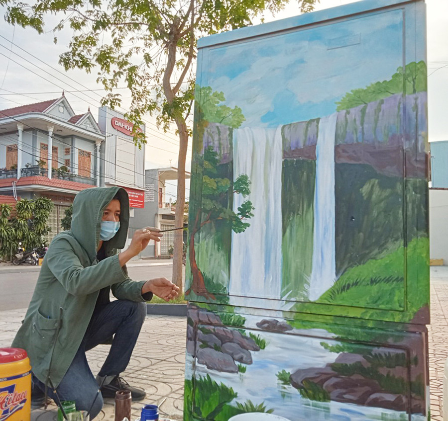 Vẻ đẹp của Thác K50 được tình nguyện viên tái hiện trên tủ điện. Ảnh: Hà Duyệt  Vẻ đẹp của Thác K50 được tình nguyện viên tái hiện trên trụ điện. Ảnh: Hà Duyệt