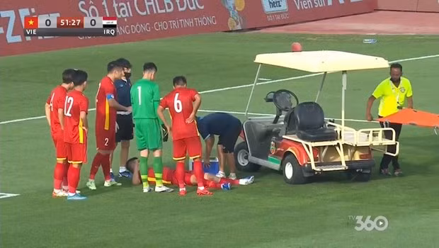 Hậu vệ Liễu Quang Vinh phải rời sân bằng cáng. Ảnh: Chụp màn hình