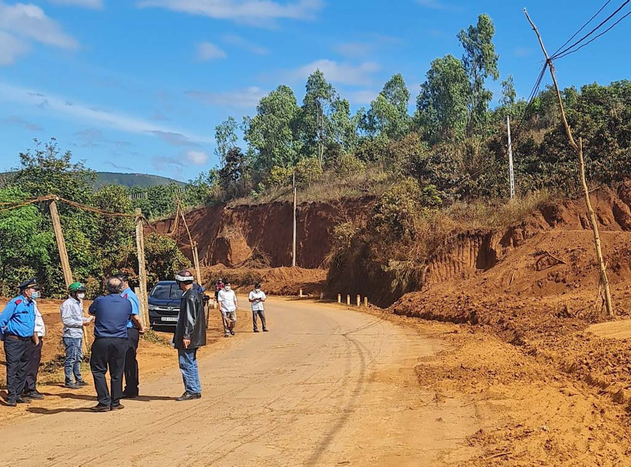Thanh tra Sở GT-VT xử lý vi phạm san lấp mặt bằng, vi phạm hành lang an toàn đường bộ tại quốc lộ 19D-đoạn qua xã Hải Yang (huyện Đak Đoa). Ảnh: Lê Anh Thanh tra Sở GT-VT xử lý vi phạm san lấp mặt bằng, vi phạm hành lang an toàn đường bộ tại quốc lộ 19D đoạn qua xã Hải Yang (huyện Đak Đoa). Ảnh: Lê Anh