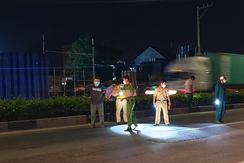 Lực lượng công an khám nghiệm hiện trường vụ tai nạn giao thông. Ảnh: LA