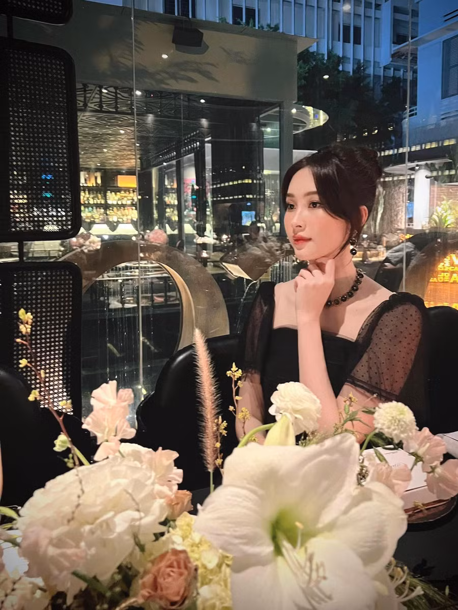 Hoa hậu Đặng Thu Thảo sang trọng, quyến rũ khi dự tiệc tối.