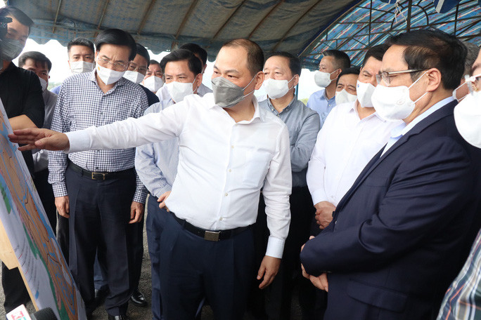 Ông Phạm Nhật Vượng, Chủ tịch Tập đoàn Vingroup, báo cáo với Thủ tướng Phạm Minh Chính ý tưởng đầu tư dự án tại huyện Cam Lâm, tỉnh Khánh Hòa