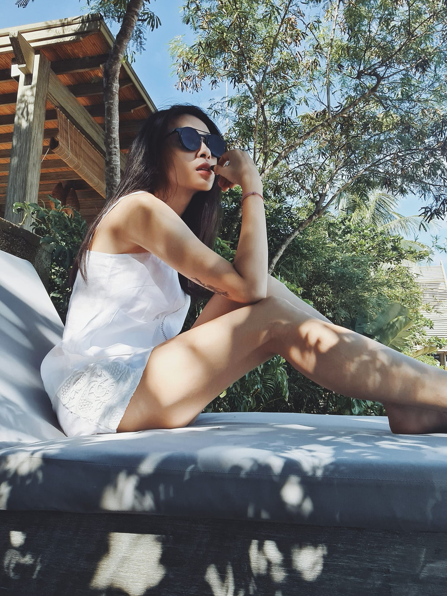 Trong một số khoảnh khắc đời thường, Ngô Thanh Vân chọn thiết kế áo croptop cùng quần jean ngắn hoặc các thiết kế giúp tôn lên đôi chân dài. Ảnh: FBNV