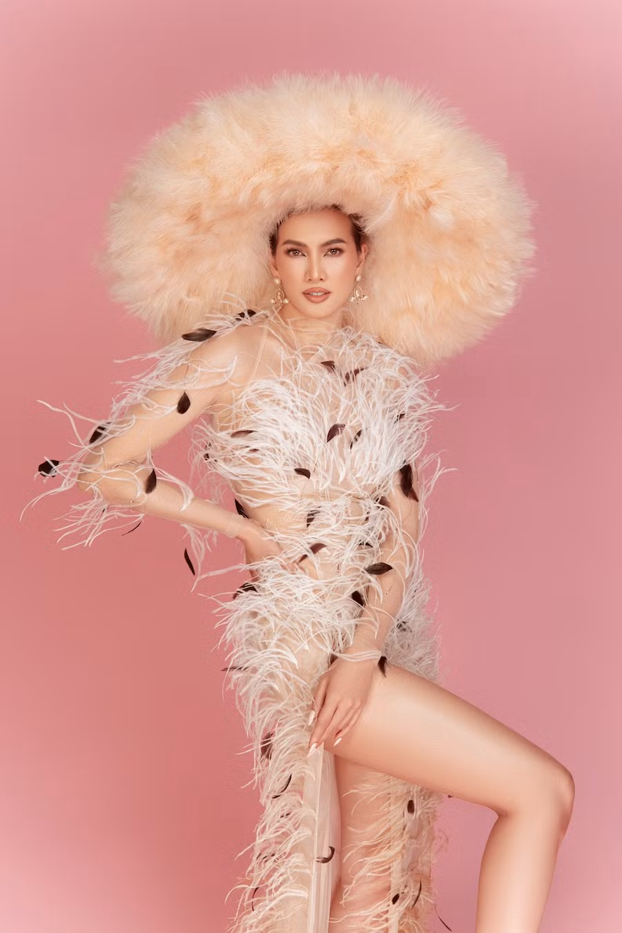 Nói về chuyện mặc gợi cảm ở tuổi 40, Anh Thư cho rằng trong thời trang, không có giới hạn nào cho tuổi tác. Do đó, nữ siêu mẫu không ngại làm mới mình và cho mọi người thấy nguồn năng lượng tích cực mà cô muốn truyền tải. Ảnh: Milor Trần