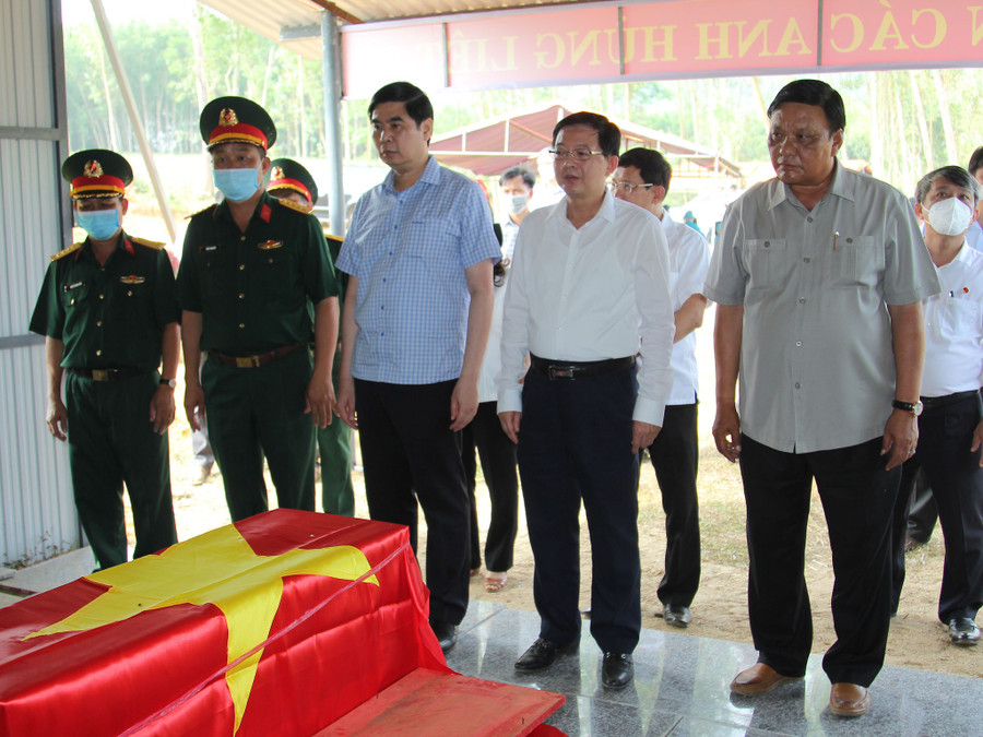 Đoàn công tác Tỉnh ủy Bình Định viếng các hài cốt liệt sĩ vừa được quy tập. Ảnh: Bảo Thoa Đoàn công tác Tỉnh ủy Bình Định viếng các hài cốt liệt sĩ vừa được quy tập. Ảnh: Bảo Thoa
