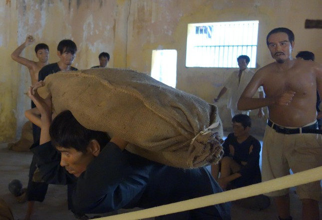 Những bức tượng sáp minh họa lại sự dã man của kẻ thù tại hầm Xay lúa