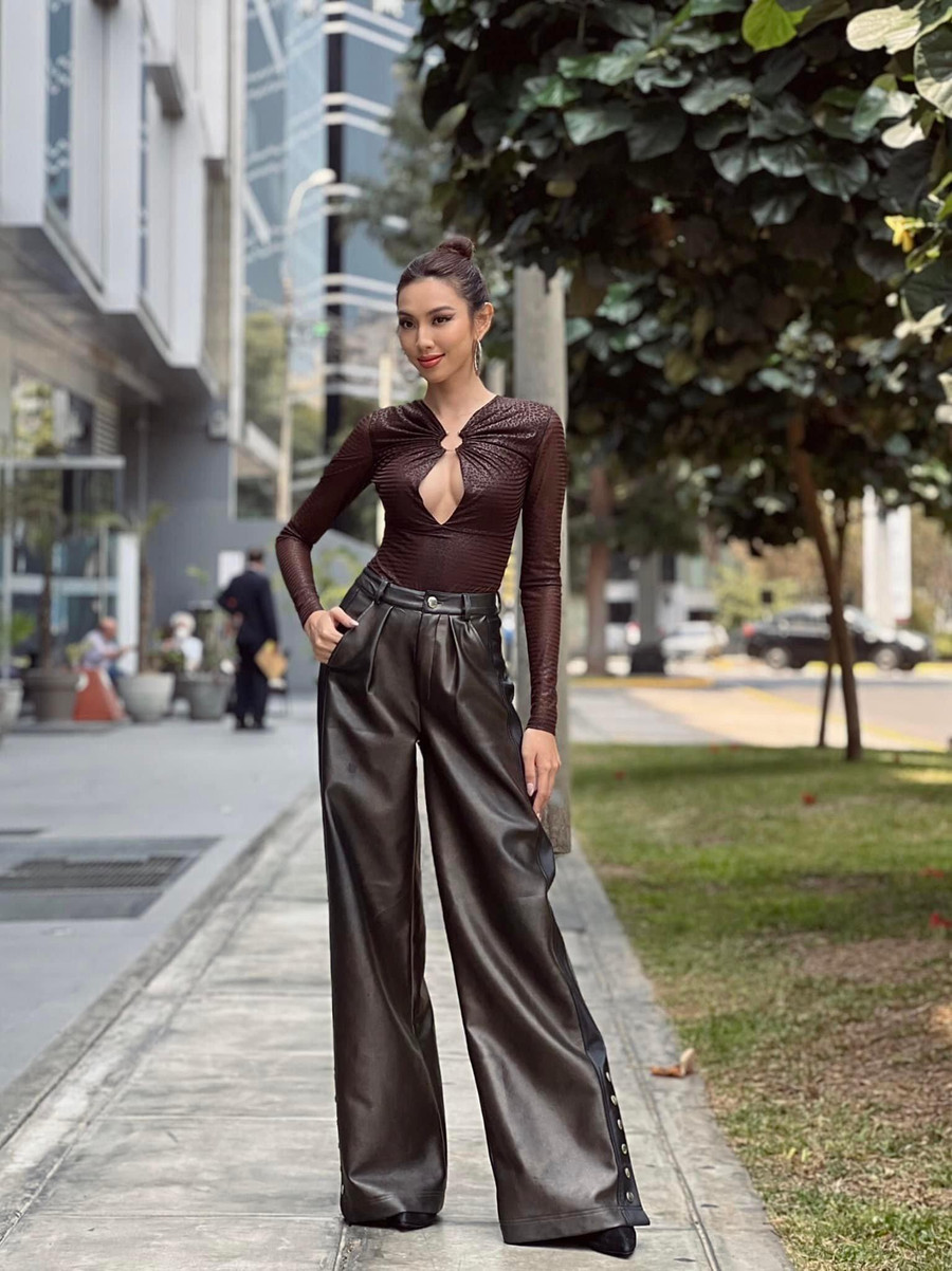 Thùy Tiên diện trên mình bộ trang phục đơn giản với điểm nhấn là phần cắt xẻ ở vòng 1 kết hợp cùng quần da ống suông cao khoe chân dài đáng mơ ước.