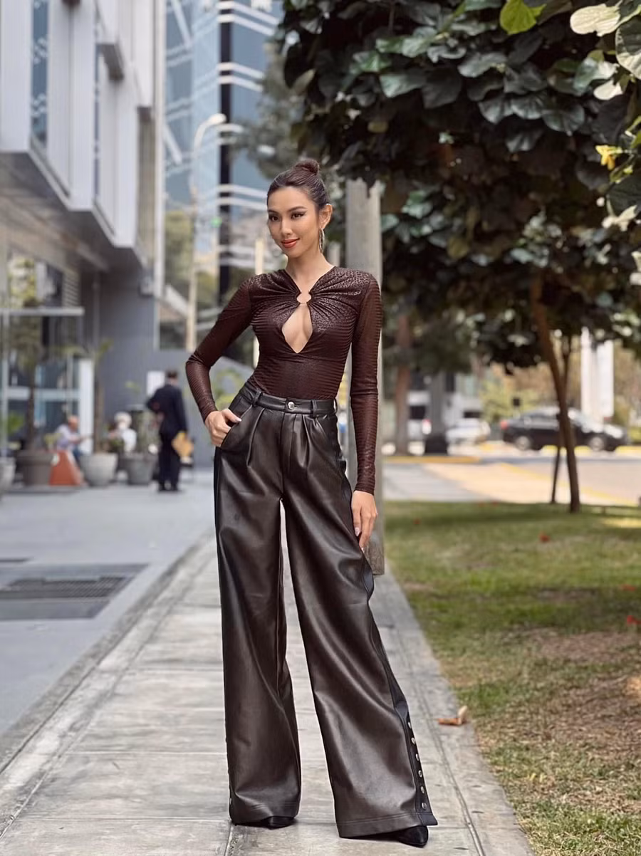 Thùy Tiên diện trên mình bộ trang phục đơn giản với điểm nhấn là phần cắt xẻ ở vòng 1 kết hợp cùng quần da ống suông cao khoe chân dài đáng mơ ước.