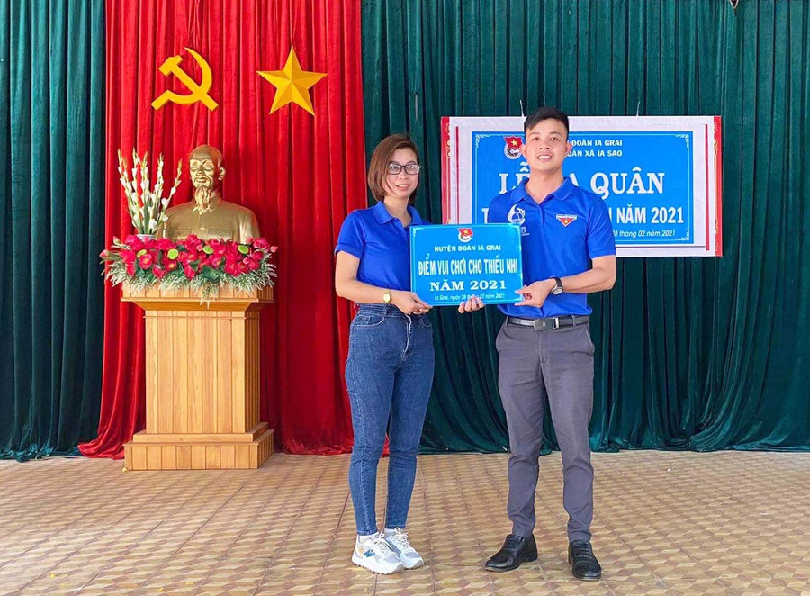 Anh Nguyễn Như Quang (bìa phải)-Ủy viên Ban Thường vụ Huyện Đoàn, Phó Chủ tịch Hội Liên hiệp Thanh niên Việt Nam huyện Ia Grai tặng bảng tượng trưng điểm vui chơi cho Đoàn xã Ia Sao (ảnh chụp tháng 2-2021). Ảnh: Phan Lài Anh Nguyễn Như Quang (bìa phải)-Ủy viên Ban Thường vụ Huyện Đoàn, Phó Chủ tịch Hội LHTN Việt Nam huyện Ia Grai tặng bảng tượng trưng điểm vui chơi cho Đoàn xã Ia Sao (huyện Ia Grai). Ảnh chụp tháng 2-2021