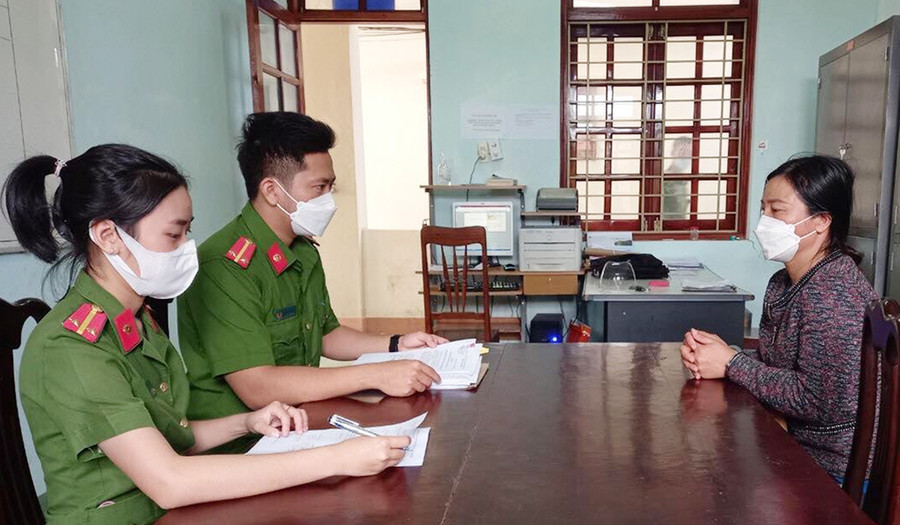 Đối tượng Vũ Thị Hằng (bìa phải) tại Cơ quan Công an huyện Chư Păh. Ảnh Công an Chư Păh cung cấp  Đối tượng Hằng (bìa phải) tại cơ quan điều tra Công an huyện Chư Pah. Ảnh Công an Chư Pah cung cấp