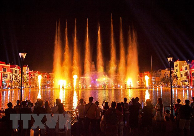 Du khách thưởng thức chương trình “Sắc màu Venice” tại Thành phố lễ hội “không ngủ” Grand World (Phú Quốc United Center). Ảnh: TTXVN
