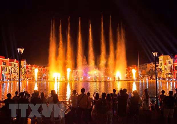 Du khách thưởng thức chương trình “Sắc màu Venice” tại Thành phố lễ hội “không ngủ” Grand World (Phú Quốc United Center). Ảnh: TTXVN