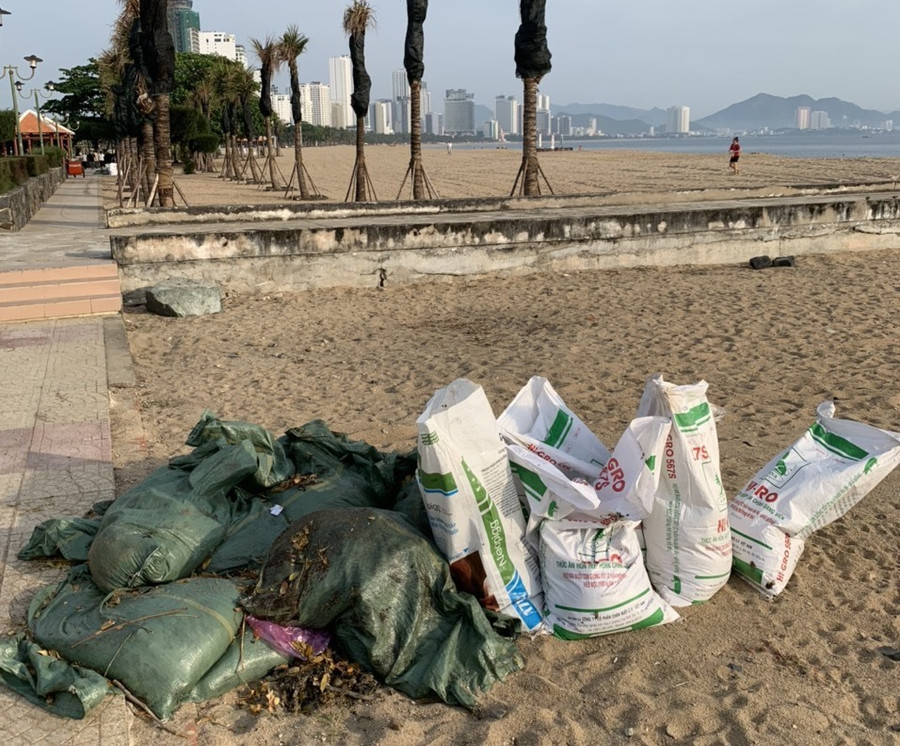  Khoảng 4 tấn dầu đen vón cục đã được trụt vớt.