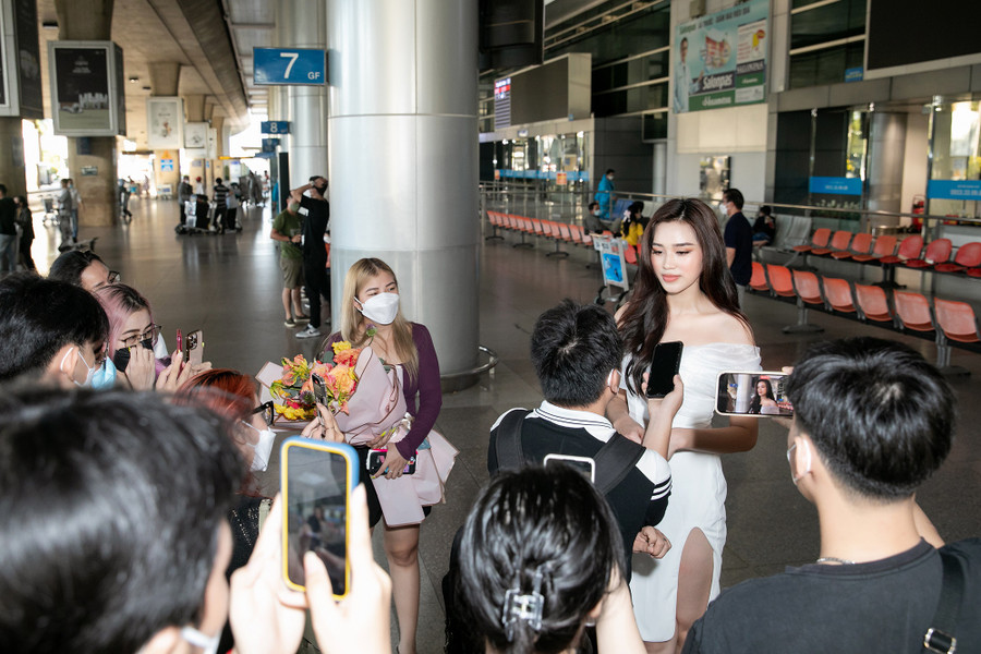 Ngoài ra, chân dài gốc Thanh Hóa còn tiết lộ về kế hoạch của bản thân trong thời gian tới. Theo đó, Đỗ Thị Hà sẽ hoàn thành chương trình học còn đang dang dở. Đồng thời, người đẹp cũng tiếp tục thực hiện các dự án riêng trên cương vị là Hoa hậu Việt Nam 2020. Ảnh: NVCC