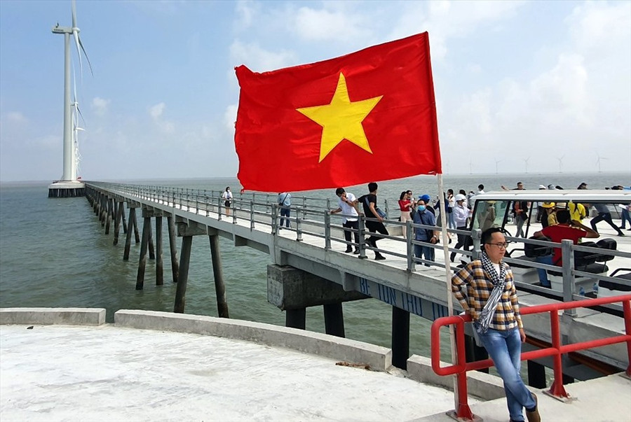 Du lịch điện gió, một sản phẩm du lịch mới tại ĐBSCL. Ảnh: Nhật Hồ