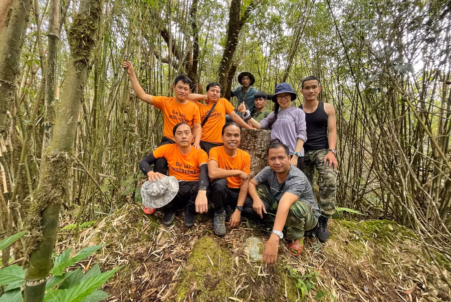 Đoàn trekking chụp ảnh lưu niệm trên hành trình chinh phục đỉnh Kon Ka Kinh. Ảnh: Hoàng Ngọc