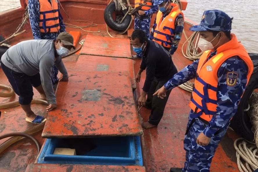 Lực lượng cảnh sát biển kiểm tra phương tiện vận chuyển xăng dầu không rõ nguồn gốc. Ảnh: CSB cung cấp