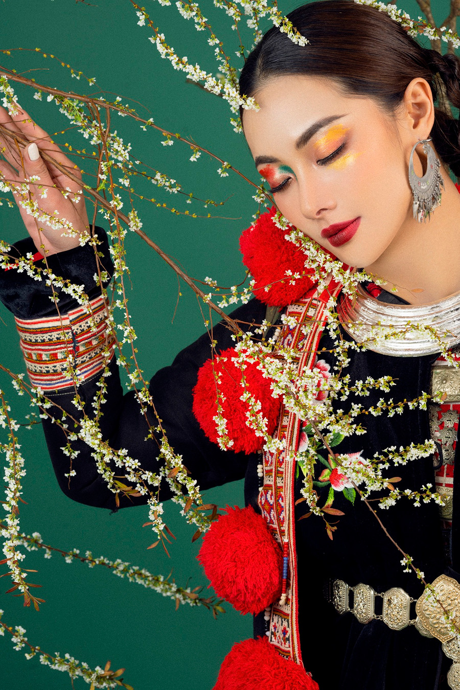  Mặc dù không lựa chọn không gian núi rừng như nhiều bộ ảnh khác, Huyền Thạch vẫn khiến người xem dễ dàng nhận ra một Tây Bắc đầy thơ với chi tiết cành lê trắng. 