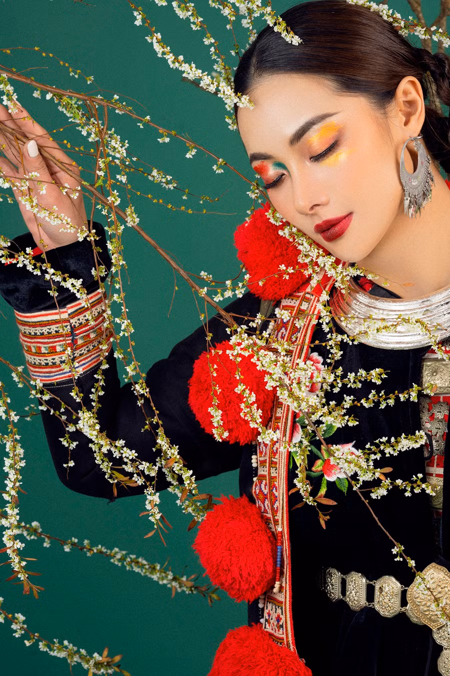  Mặc dù không lựa chọn không gian núi rừng như nhiều bộ ảnh khác, Huyền Thạch vẫn khiến người xem dễ dàng nhận ra một Tây Bắc đầy thơ với chi tiết cành lê trắng. 