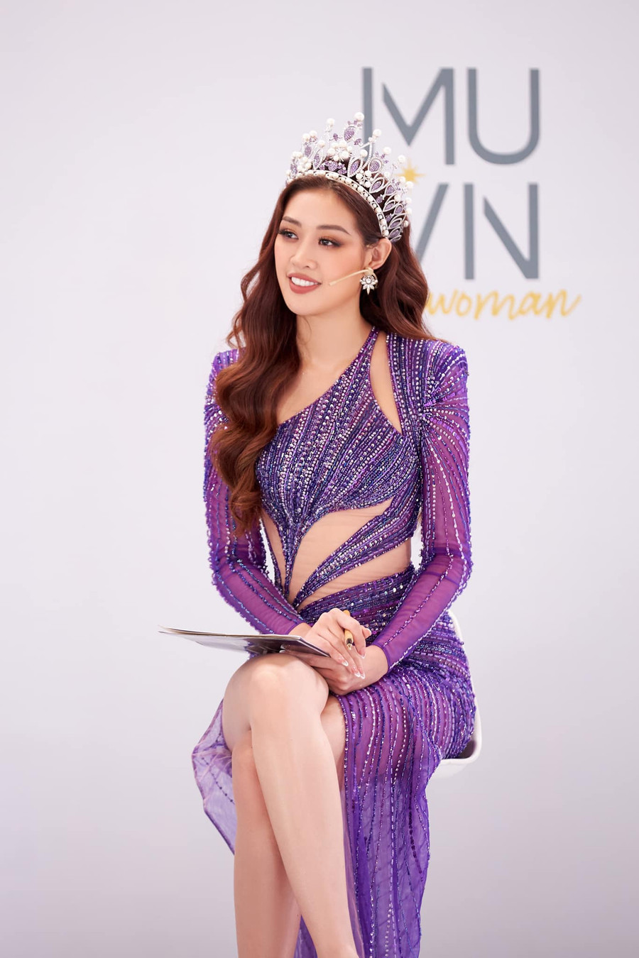 Công thức biến đổi style của Khánh Vân được lặp lại y hệt khi tham gia sơ tuyển thí sinh Hoa hậu Hoàn vũ ở hai miền đất nước. Vừa hóa thành nàng công chúa xinh đẹp lộng lẫy buổi sáng thì đến buổi chiều, nàng hậu đã 