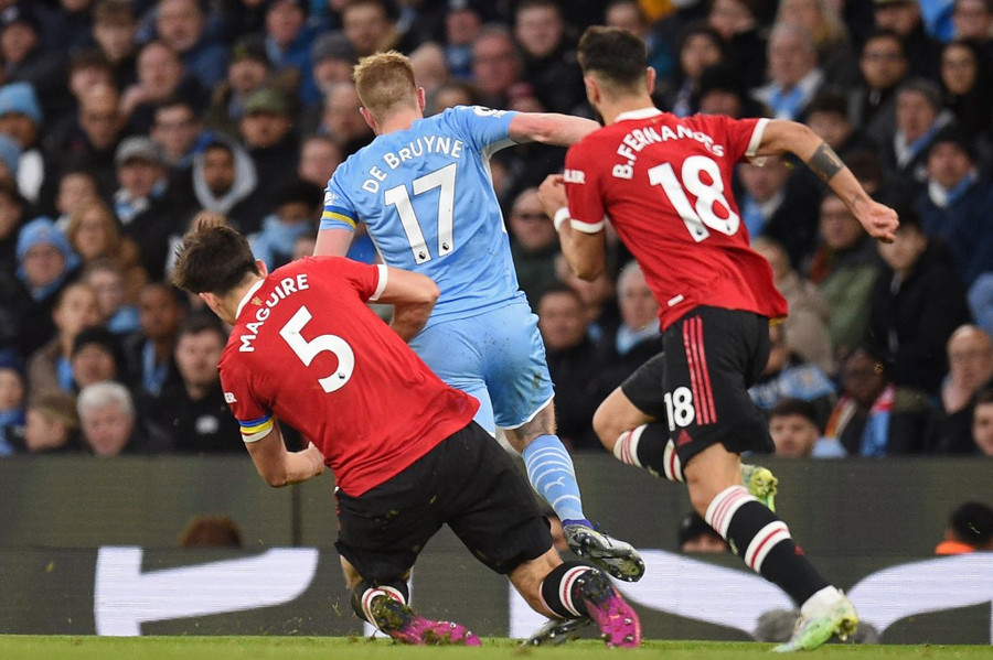 Bruyne quá xuất sắc đã khiến các cầu thủ M.U vất vả. Ảnh: AFP